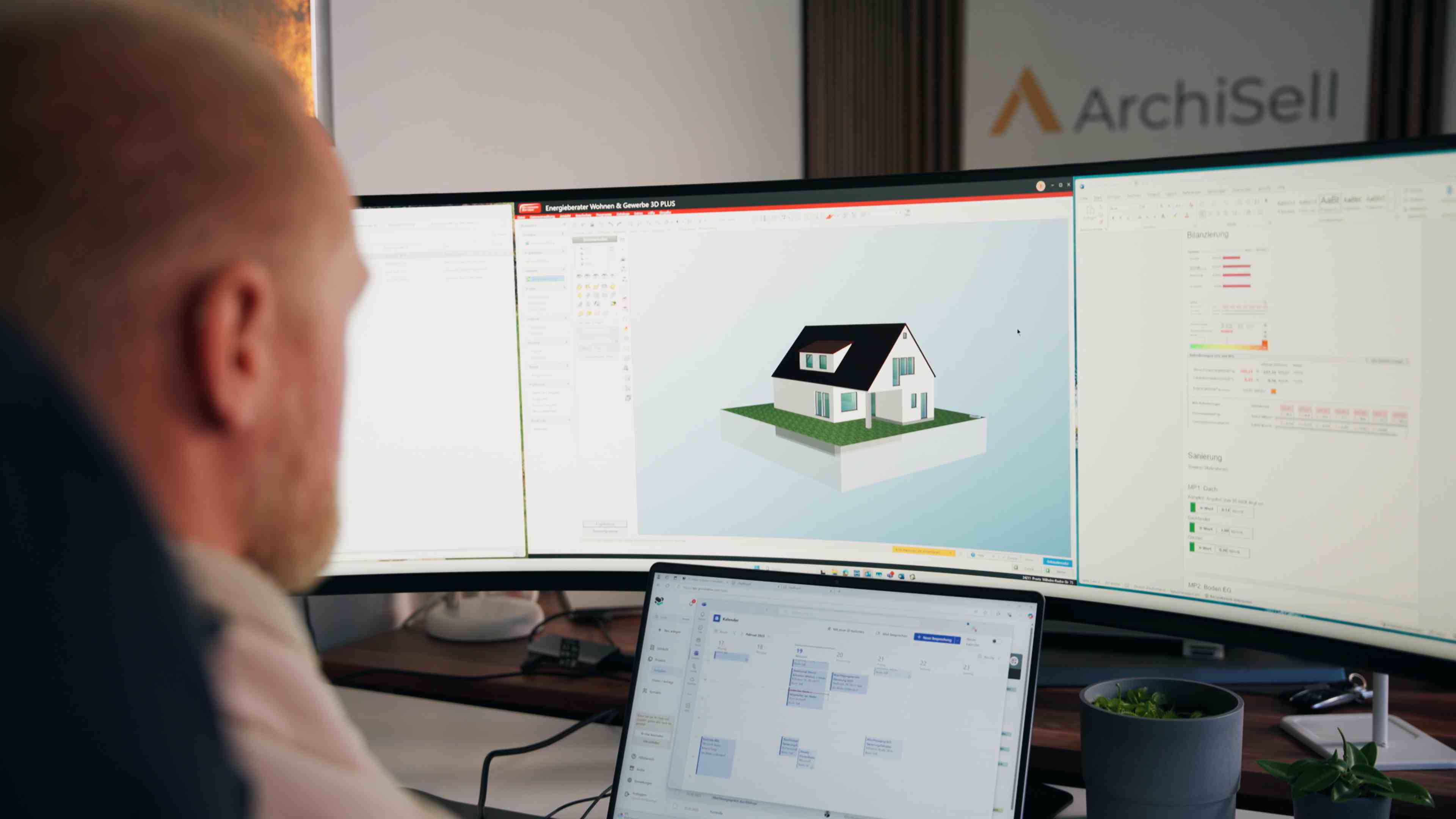 Kevin Sell bei der Berechnung mit Energieberater-Software